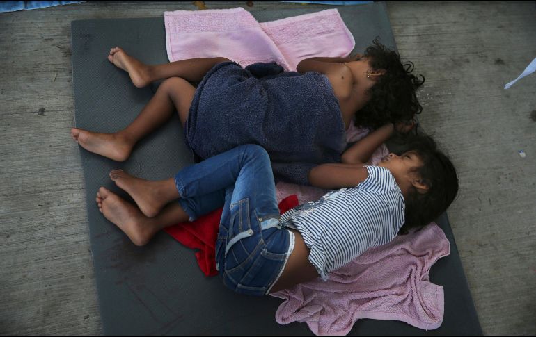 La situación de los menores inmigrantes ha sido ampliamente criticado; en las imágenes, familias esperan para iniciar sus trámites migratorios en varios puntos fronterizos de México. AP/G. Bull