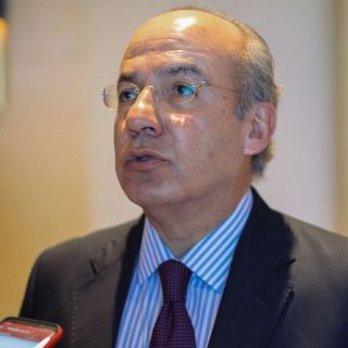 "¿A qué presidente le rinde informes Ebrard?", cuestiona Calderón