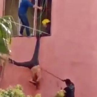 Ladrón se roba camioneta con una niña y lo agarran de piñata