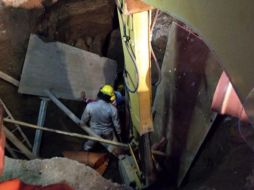 El hombre, de 40 años, se encontraba sepultado de la cintura hacia abajo. ESPECIAL/Bomberos Guadalajara