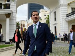 El presidente de la Asamblea Nacional, Juan Guaidó, arriba al palacio legislativo. EFE/F. Parra