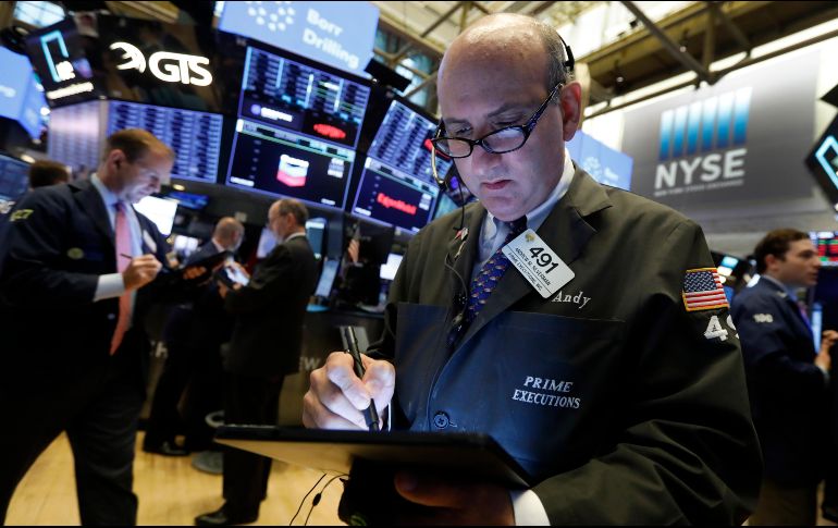 Wall Street cerró con una leve caída el martes, lastrada por las dudas sobre las negociaciones entre Washington y Beijing. AP / R. Drew