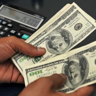 Dólar cede terreno, abre a la venta en 19.36 pesos en bancos