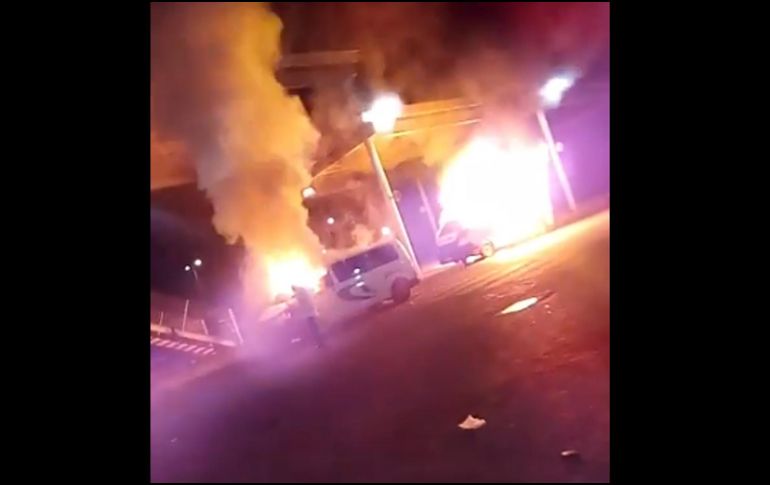 De acuerdo con medios locales, dos sujetos armados iniciaron el fuego en las unidades y, hasta el momento, no hay detenidos. TWITTER / @alertasurbanas