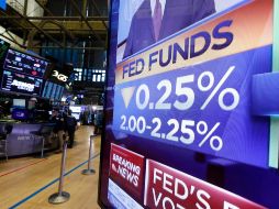 Un monitor de televisión en el piso de la Bolsa de Nueva York muestra la decisión sobre la tasa de la Reserva Federal. AP/R. Drew