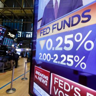 La Fed baja los tipos de interés en EU ante debilidad global