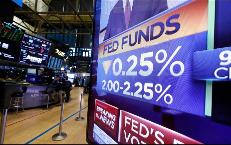 Un monitor de televisión en el piso de la Bolsa de Nueva York muestra la decisión sobre la tasa de la Reserva Federal. AP/R. Drew