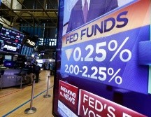 Un monitor de televisión en el piso de la Bolsa de Nueva York muestra la decisión sobre la tasa de la Reserva Federal. AP/R. Drew