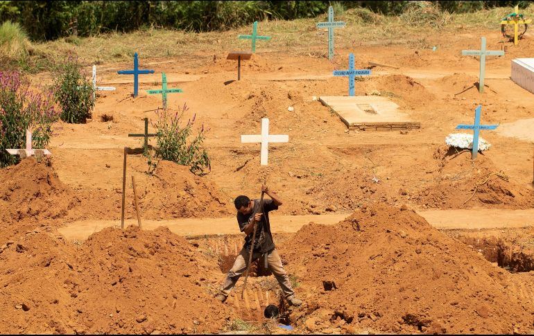 Un trabajador del cementerio San Sebastián abre este miércoles una de las 35 tumbas para enterrar a las víctimas de la masacre del Centro de Recuperación Regional de Altamira. EFE/J. Alves