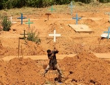 Un trabajador del cementerio San Sebastián abre este miércoles una de las 35 tumbas para enterrar a las víctimas de la masacre del Centro de Recuperación Regional de Altamira. EFE/J. Alves