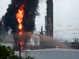 En la zona siniestrada laboran cuerpos de emergencia y de la propia compañía para controlar la conflagración con polipropileno. AP/Y. Lee
