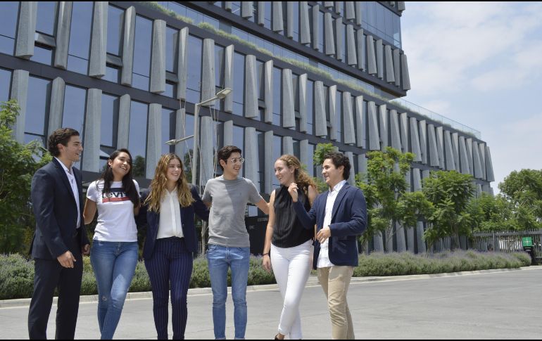 Escuela Bancaria y Comercial: En camino al éxito