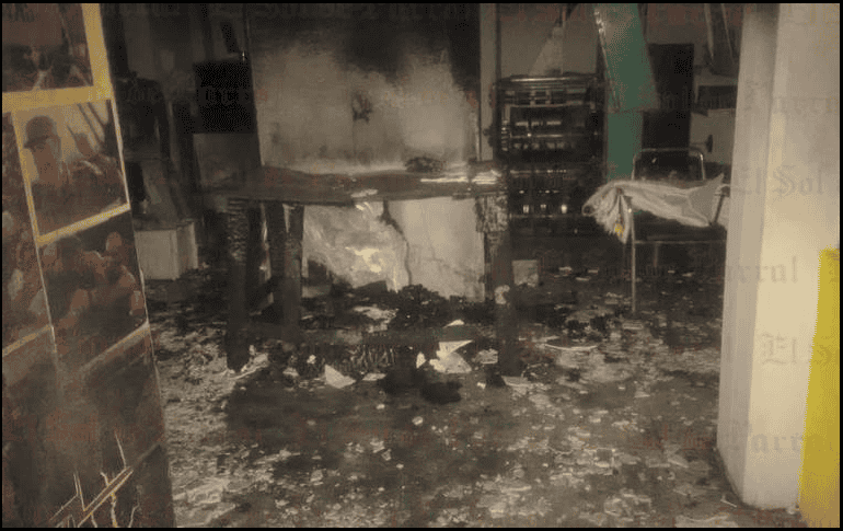 La fachada de las instalaciones del diario resultó dañada por las bombas incendiarias. ESPECIAL
