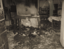 La fachada de las instalaciones del diario resultó dañada por las bombas incendiarias. ESPECIAL