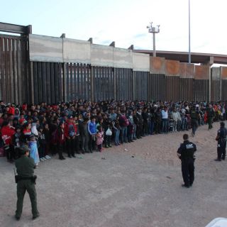 Autoridades superan récord de detenciones de migrantes en Texas