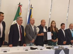 La presidenta de Juanacatlán, Adriana Cortés (a la izquierda de Alfaro), firmó a favor del convenio. EL INFORMADOR / S. Blanco
