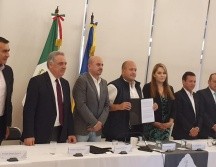 La presidenta de Juanacatlán, Adriana Cortés (a la izquierda de Alfaro), firmó a favor del convenio. EL INFORMADOR / S. Blanco