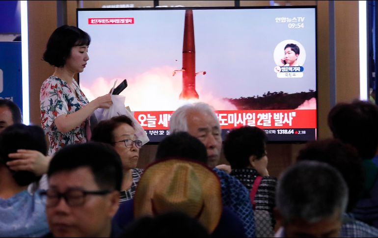 Surcoreanos en una estación de trenes miran la noticia de los lanzamientos de Corea del Norte. AP/Y. Ahn