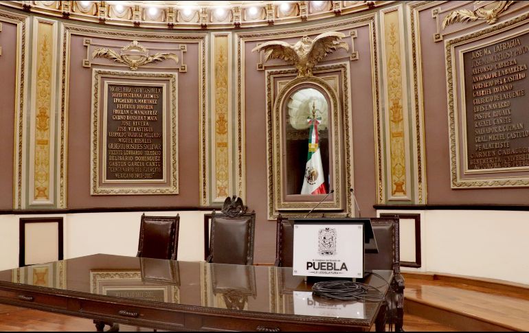 Trabajadores realizaron ayer las últimas adecuaciones en el Congreso de Puebla para la toma de protesta del gobernador morenista Miguel Barbosa Huerta. SUN