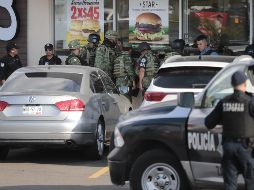 Al centro comercial en el que se registró la balacera, ubicado en las avenidas Patria y Rafael Sanzio, en el municipio de Zapopan, acudieron elementos de los tres niveles de Gobierno. EL INFORMADOR/F. Atilano
