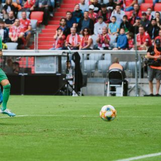 Benzema lidera primer triunfo del Real Madrid 