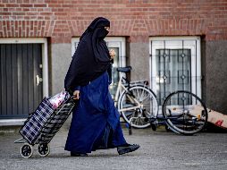 Según las estimaciones, entre 200 y 400 mujeres llevan burka o niqab en el país, entre una población de 17 millones de personas. EFE / ARCHIVO
