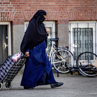 Holanda aplica veto a velo islámico en edificios públicos