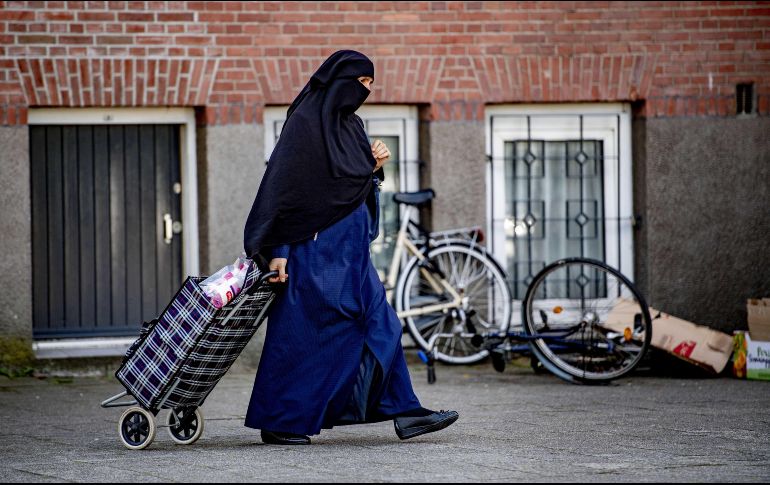 Según las estimaciones, entre 200 y 400 mujeres llevan burka o niqab en el país, entre una población de 17 millones de personas. EFE / ARCHIVO