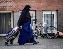 Según las estimaciones, entre 200 y 400 mujeres llevan burka o niqab en el país, entre una población de 17 millones de personas. EFE / ARCHIVO