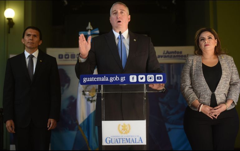 El ministro guatemalteco de Interior, Enrique Degenhart (c), habla junto a la canciller, Sandra Jovel (d), durante una conferencia a la prensa tras reunirse con el secretario Kevin McAleenan. EFE/E. Bercían