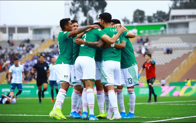 Los jugadores de la Selección nacional celebran una de las anotaciones ante Argentina. IMAGO 7/E. Sánchez