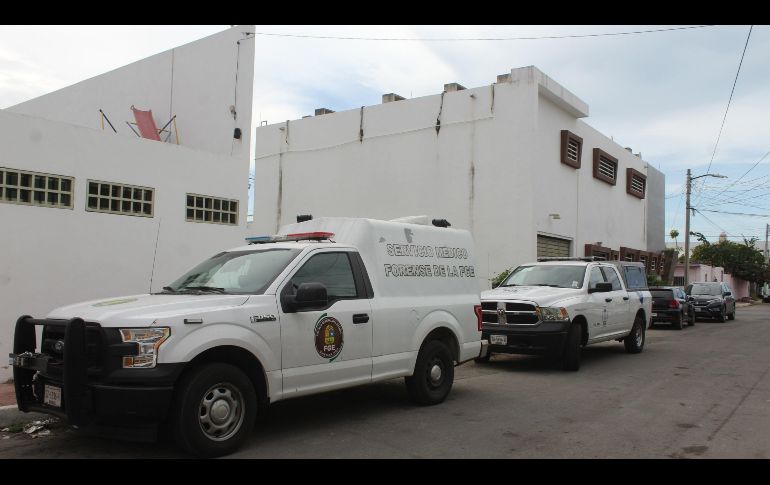 Vehículos del servicio forense en el lugar a donde fueron trasladados los cuerpos de las ocho personas en Chetumal. EFE/L. Cruz