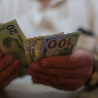Dólar gana y cierra en 19.57 pesos en bancos