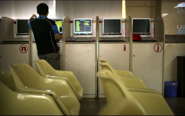 Todos los analistas consultados aseguran que la economía no está mejor que hace un año y 72% considera que no es buen momento para invertir. AP/M. Schiefelbein