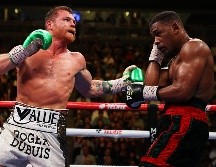 Se esperaba que Álvarez, que ganó el cinturón en mayo después de vencer a Daniel Jacobs en 12 asaltos, peleara con Derevyanchenko en octubre. AFP / ARCHIVO