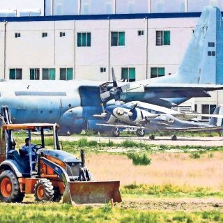 López Obrador pide que lo dejen trabajar en el aeropuerto de Santa Lucía