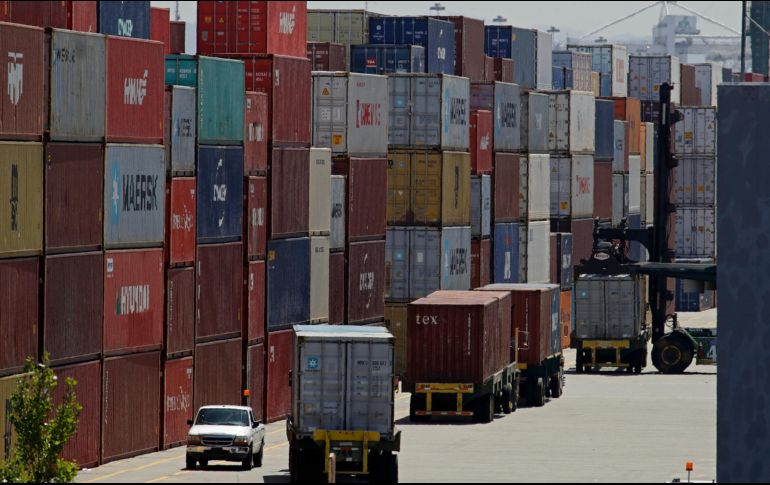 Varios contenedores con mercancía están a punto de ser cargados en el Puerto de Oakland, California. AP/B. Margot