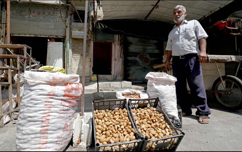 Un vendedor de comestibles aguarda la llegada de clientes en el pueblo de Ariha, Idleb, durante una jornada relativamente en paz tras la aplicación de la tregua. AFP/O. Haj Kadour