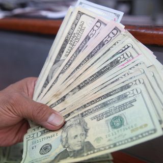 El dólar continúa tendencia al alza; cierra en 19.67 pesos