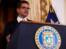 El abogado Pedro Pierluisi, se dirige este viernes a los medios tras ser juramentado como gobernador de Puerto Rico, en San Juan. EFE/T. Llorca
