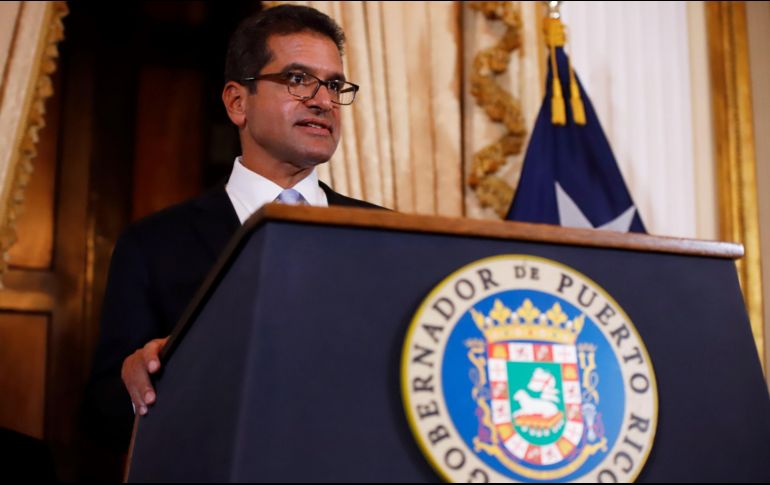 El abogado Pedro Pierluisi, se dirige este viernes a los medios tras ser juramentado como gobernador de Puerto Rico, en San Juan. EFE/T. Llorca