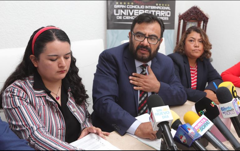 De acuerdo con el Consejo Doctoral Mexicano, encabezado por Francisco Javier García Ramírez (c), Laura Bozzo habría pagado 30 mil pesos por el Honoris Causa. NTX/G. Durán