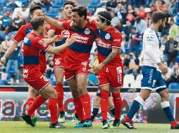 Oswaldo Alanís (#3) es felicitado por sus compañeros después de convertir el penal que ponía en ventaja a las Chivas. IMAGO7