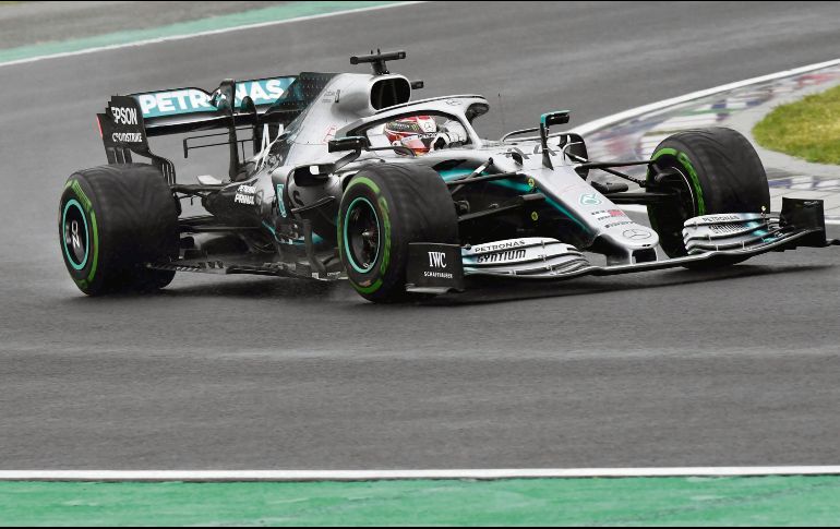 El británico Lewis Hamilton conduce su monoplaza sobre la superficie mojada del circuito húngaro. AFP