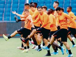 Los jugadores del PSV, con Hirving Lozano (D) y Érick Gutiérrez (C), comienzan un nuevo torneo en busca del campeonato de la Eredivisie. TWITTER / @PSV