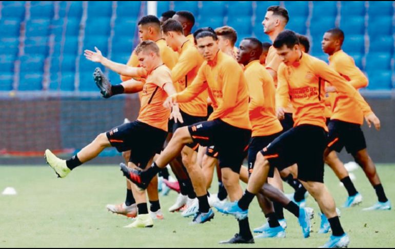 Los jugadores del PSV, con Hirving Lozano (D) y Érick Gutiérrez (C), comienzan un nuevo torneo en busca del campeonato de la Eredivisie. TWITTER / @PSV