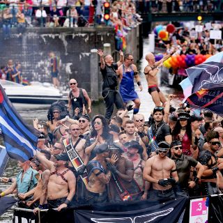 Ámsterdam festeja Orgullo gay con desfile en los canales