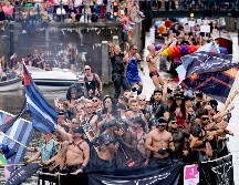 El desfile anual es el acto principal de Orgullo Ámsterdam, que finaliza el domingo. EFE/ M. de Swart