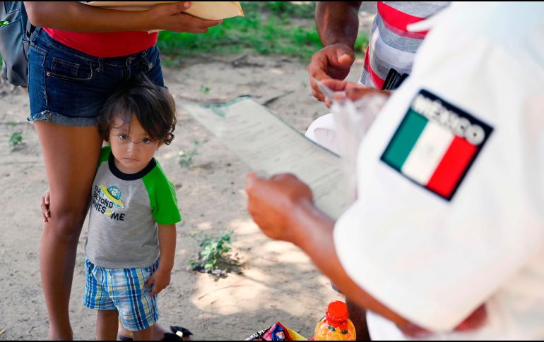 La Comisión Nacional de los Derechos Humanos y organismos internacionales de derechos le han dicho a autoriades mexicanas que ningún niño, en ninguna circunstancia, tiene que estar asegurado en una estación migratoria. AFP / ARCHIVO
