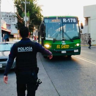 La Policía de Guadalajara vigila camiones del transporte público